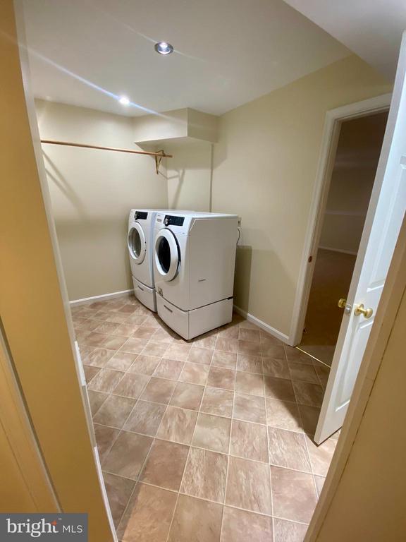 Building Photo - 9504 S Royal Crest Ct