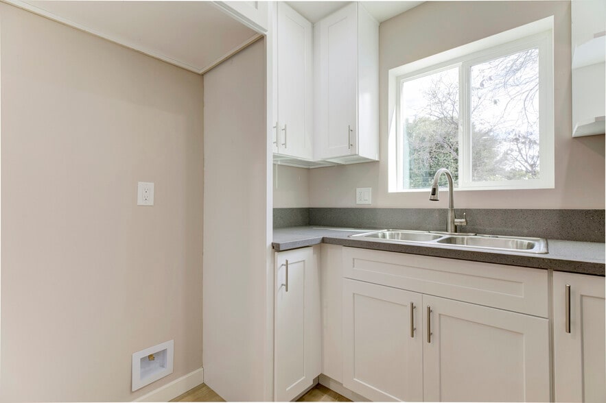 Building Photo - 15557 Wyandotte St