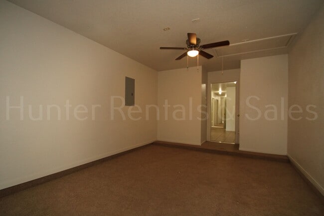 Building Photo - Rent Me Now!