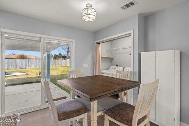 Building Photo - Recently Updated 4Bed/2Ba, Centrally Locat...