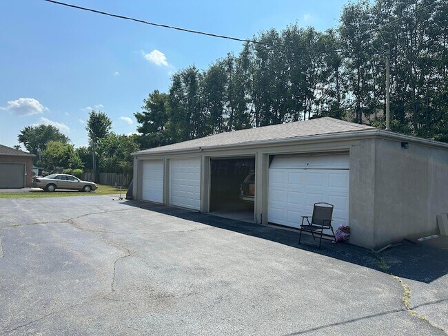 Building Photo - 4867 Dierker Rd