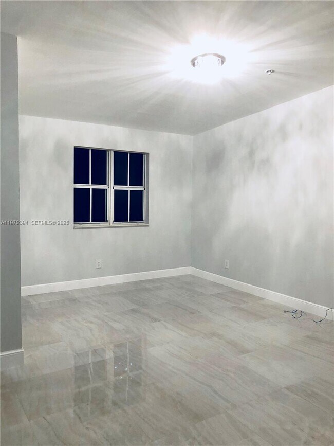 Building Photo - 621 NE 8th Ave