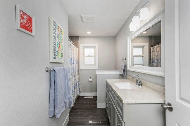 Building Photo - Beautiful 4 Bedroom Close to Everything!
