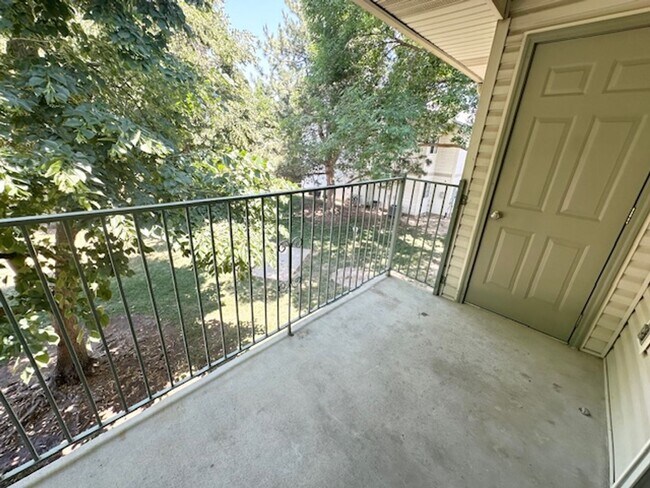 Building Photo - Fully renovated apartment in 2024 coming soon!