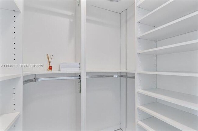 Building Photo - 10101 E Bay Harbor Dr