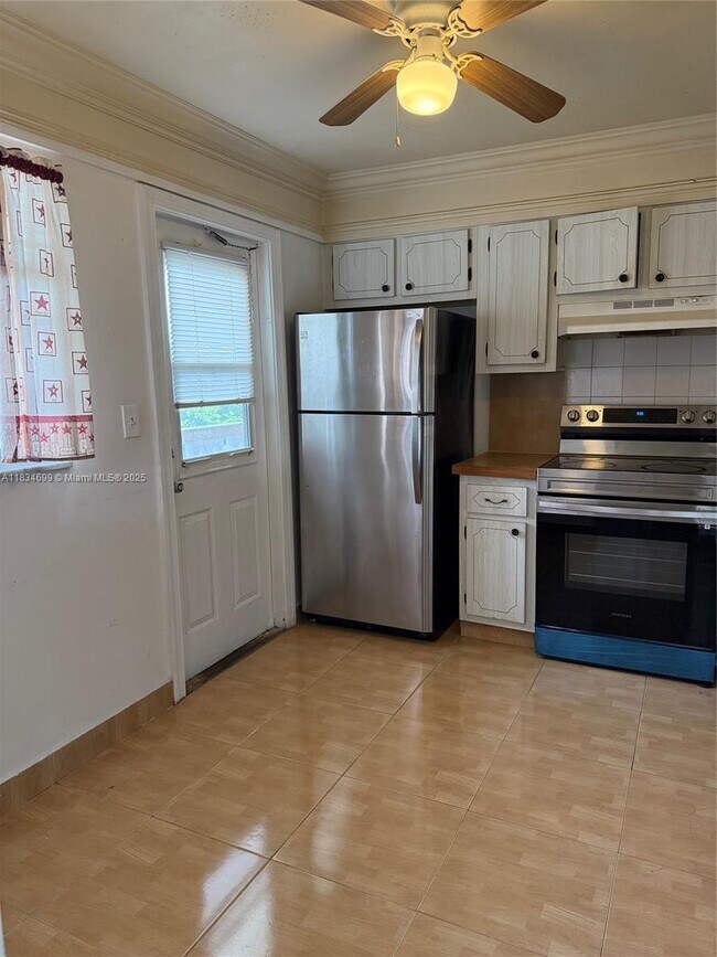 Building Photo - 620 NE 12th Ave