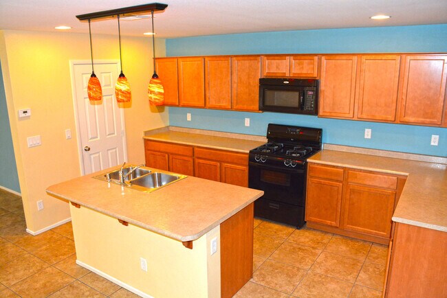 Building Photo - Impeccable Home in a Cul-de-Sac with Great Curb Appeal!