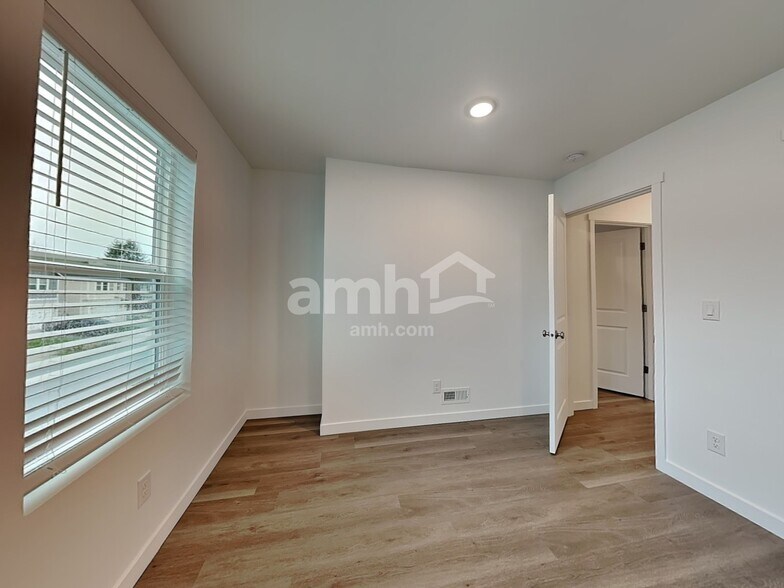 Building Photo - 5036 Washington St SE