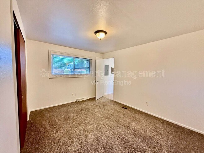 Building Photo - 1125 W 8th Ave Dr