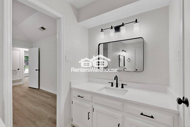Building Photo - MOVE IN READY COMPLETELY UPDATED - 3BED/2B...