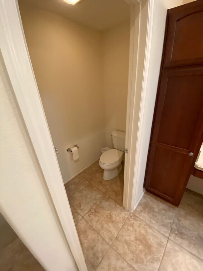 Building Photo - SEASONAL or ANNUAL LEASE. Large 4 Bed + 4 ...