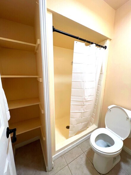 Building Photo - 1008 S Miller St