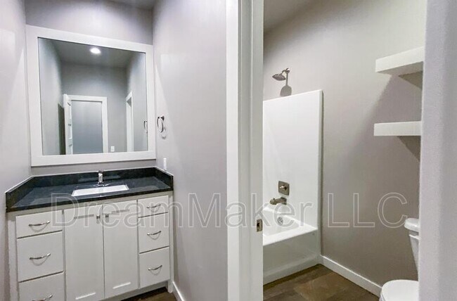 Building Photo - 917 Apple Blossom Way
