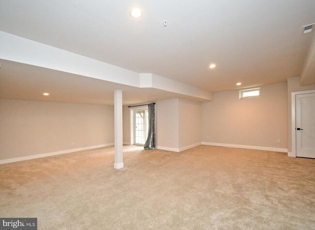 Building Photo - 136 Iron Hill Way