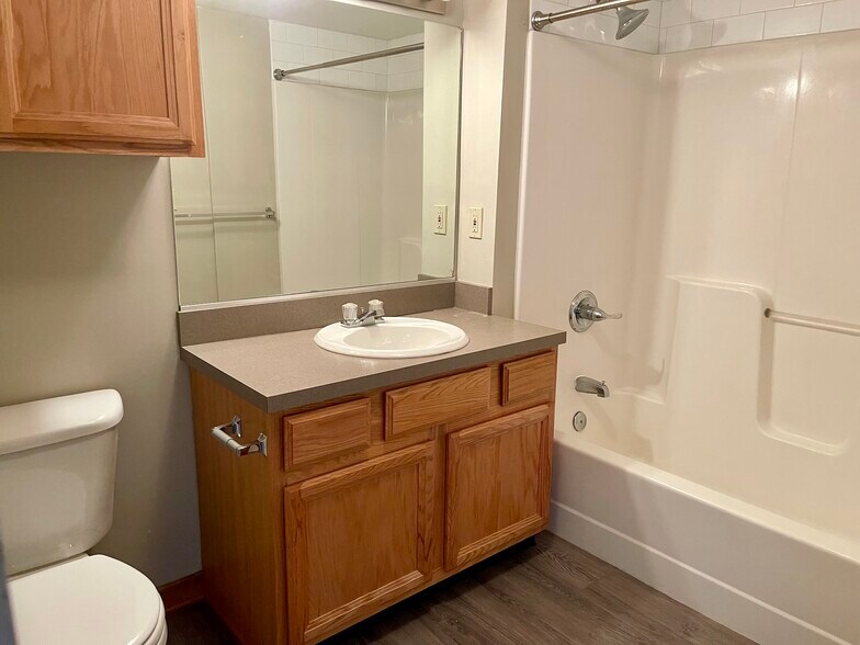 Building Photo - 940 Monroe Ave NW