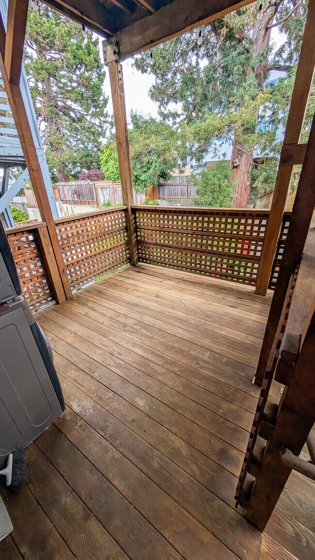 Building Photo - 657 Castro St