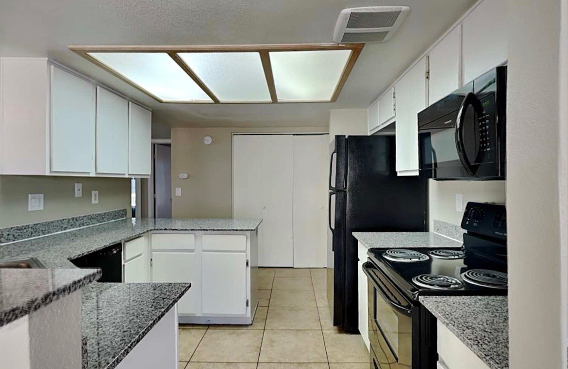 Building Photo - 7543 W Cheryl Dr