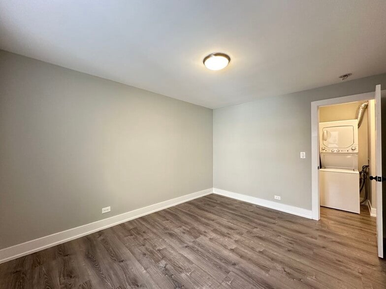 Building Photo - 535 W Surf St