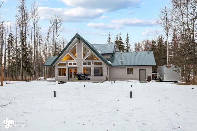 Building Photo - Well-Maintained, Chalet Style Home