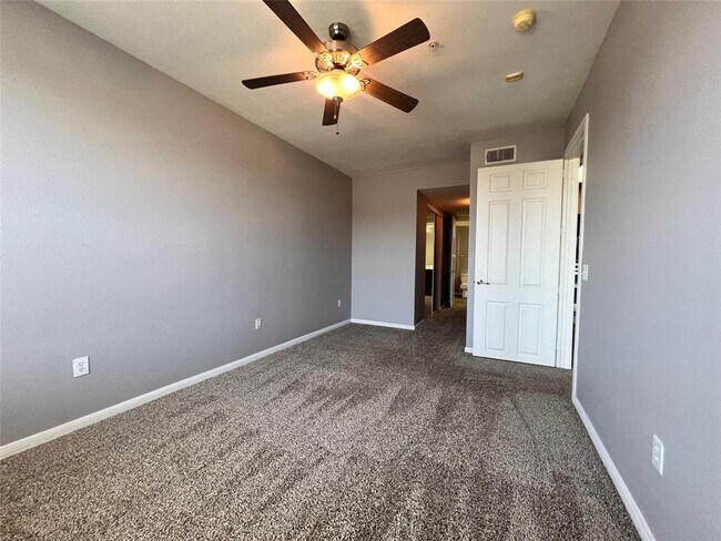 Building Photo - 7575 Kirby Dr