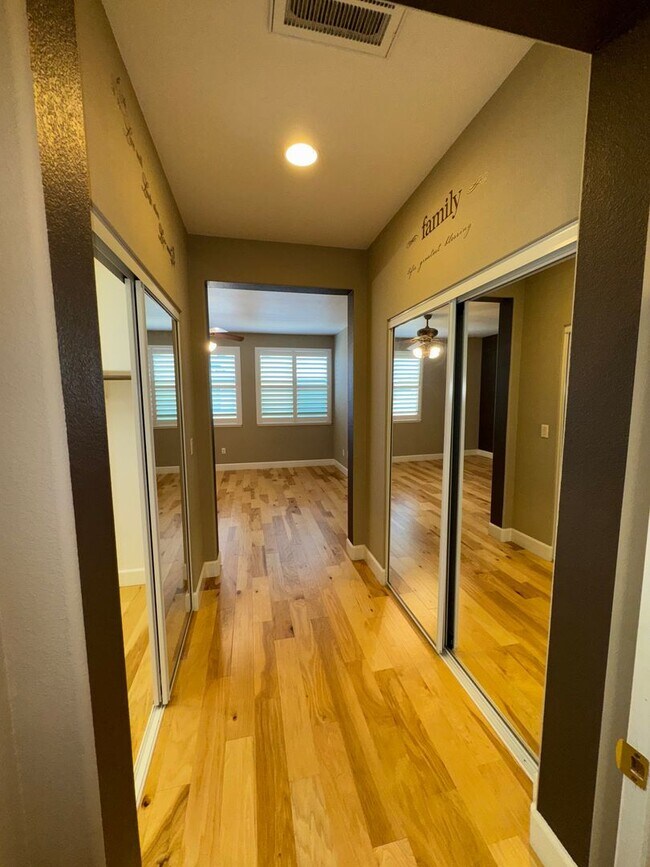 Building Photo - 5 Bedroom House