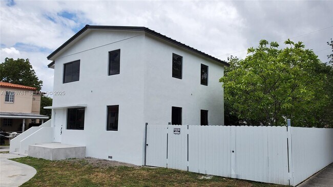 Building Photo - 6201 SW 22nd St