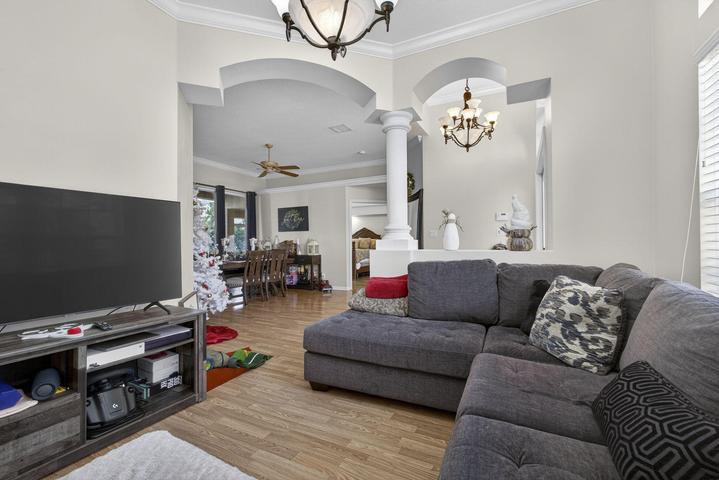 Building Photo - 146 Fernwood Cres