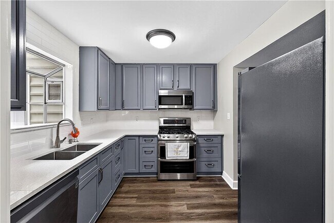 Building Photo - 679 Anderson Walk