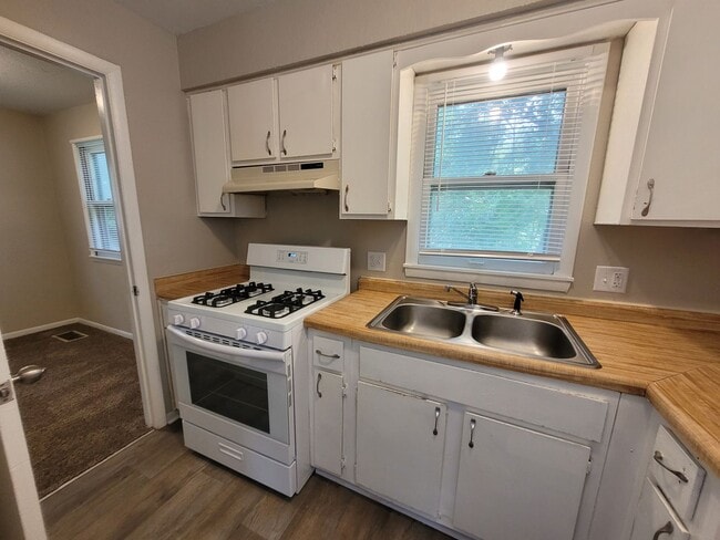 Building Photo - 2 bedroom, 1.5 bathroom home with detached garage!