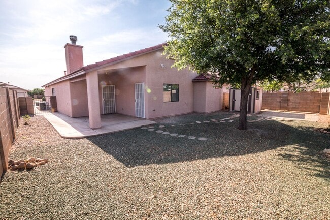 Building Photo - Charming 3-bedroom, 2-bathroom Home w/ 2 C...