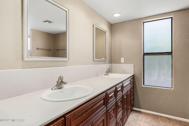 Building Photo - 5051 N Sabino Canyon Rd