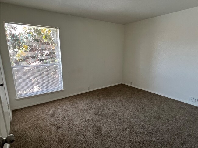Building Photo - 3303 W Greenridge Dr