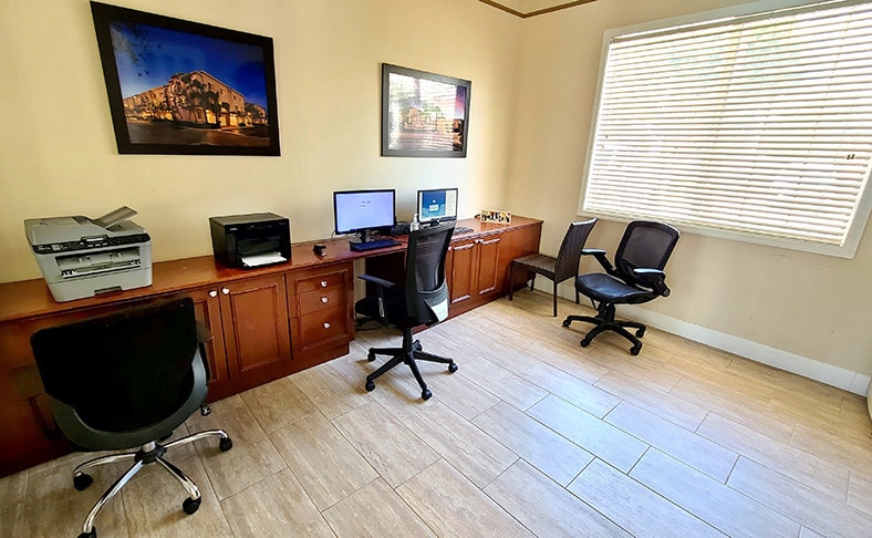 Computer room - 2033 SE 10th Ave