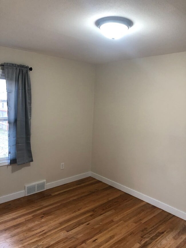 Building Photo - Adorable 3 Bed 1.5 Bath House