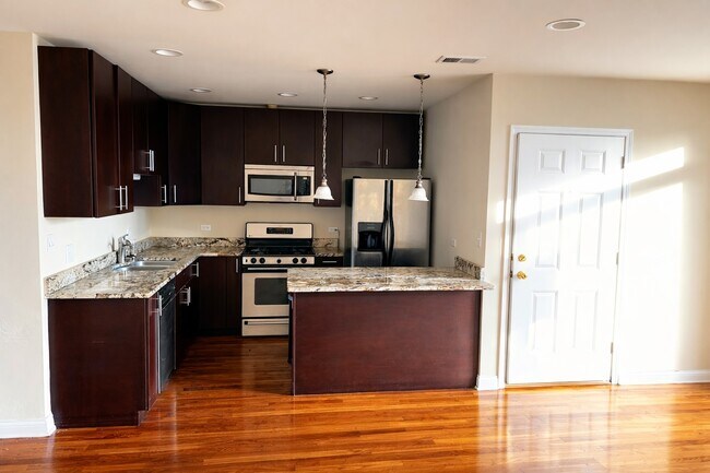 Building Photo - 3342 W 19th St