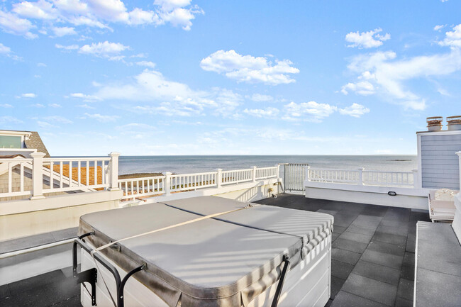 Rooftop hot tub - 2149 Fairfield Beach Rd