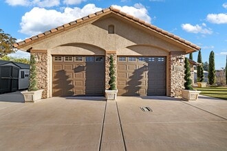 Building Photo - Large 4 bedroom 4.5 Bathroom Single Family House on Large Lot