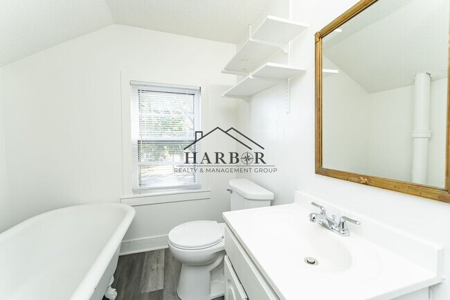 Building Photo - 4 Bedroom Home-Walking Distance to Downtown Rochester!