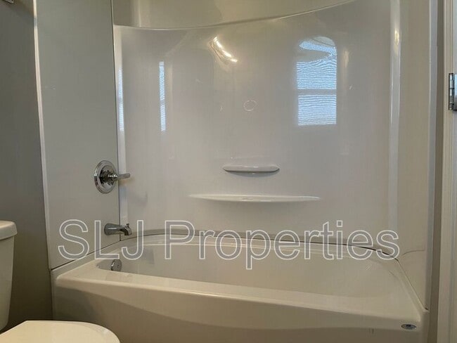 Building Photo - 614 E Chestnut St