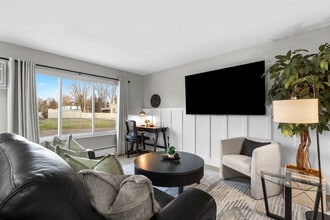 Building Photo - 55 Hollywood Ct