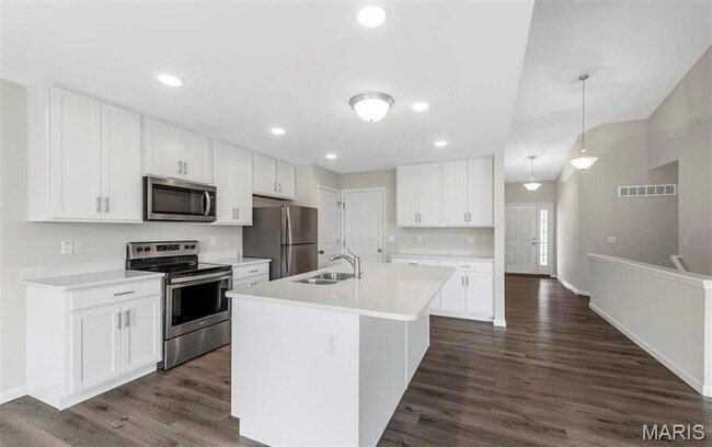 Building Photo - 4602 Siesta Dr