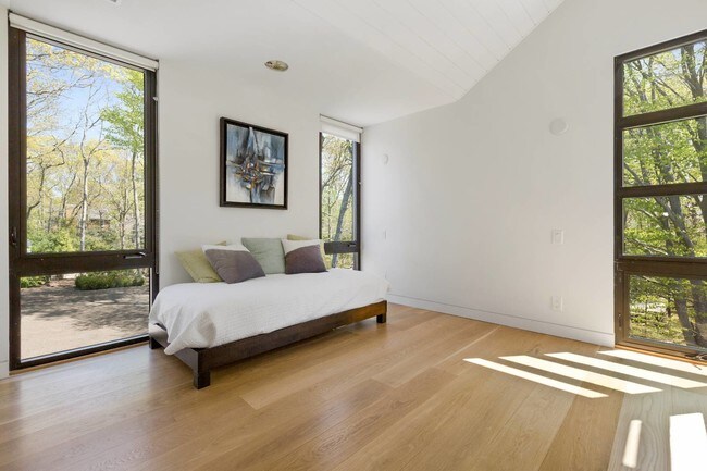 Building Photo - 507 Edge of Woods Rd