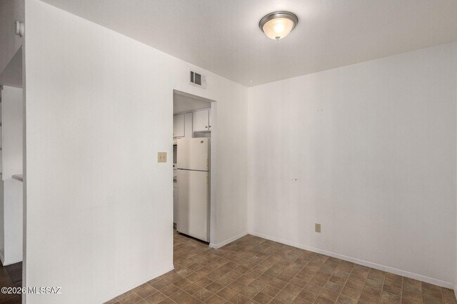 Building Photo - 1620 N Wilmot Rd