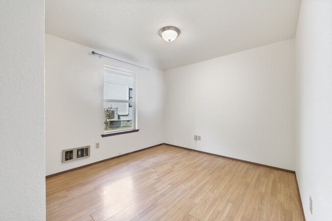 Building Photo - MOVE IN READY! Tumwater rambler 2 beds plus den 1.5 baths. No Pets.