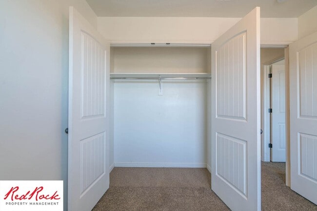 Building Photo - 3 Bedroom & 2.5 Bathroom & Dog Friendly!