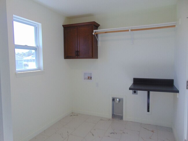 Building Photo - Sensational 3 Bed 2 Bath House!