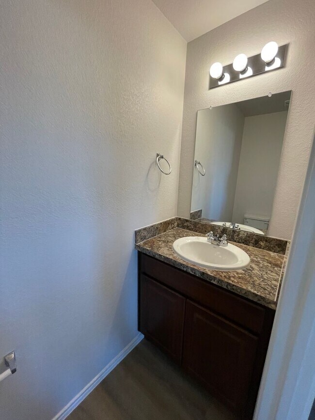 Building Photo - Secure Your Spot – 3 Bedroom, 2.5 Bath Home in Houston