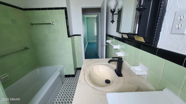 Building Photo - 500 S Beach St