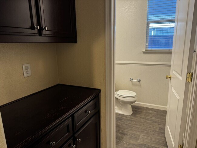 Building Photo - Beautiful and spacious 4 bedroom/ 2.5 bathroom home