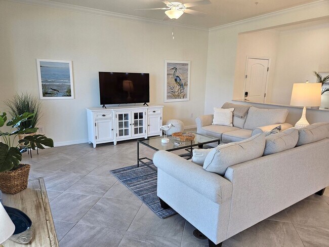 Building Photo - Seasonal Short-Term Sought after Sarasota National (Social Membership) with resort like Amenities!